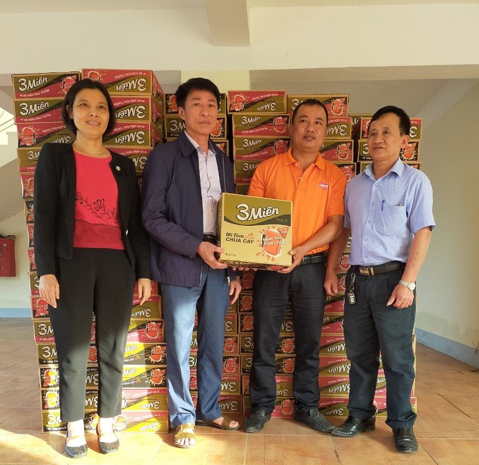Đại diện Công ty UNIBEN trao 300 thùng mỳ tôm