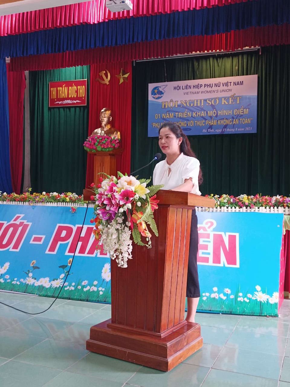 , đồng chí Trần Thị Thùy Nhung, Huyện ủy viên - Chủ tịch Hội LHPN huyện Đức Thọ, phát biểu tại Hội nghị